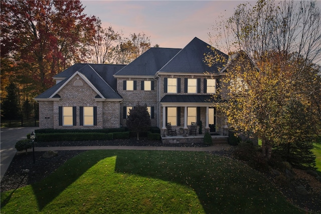 view of front of property featuring a yard