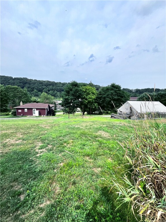 view of yard featuring a rural view