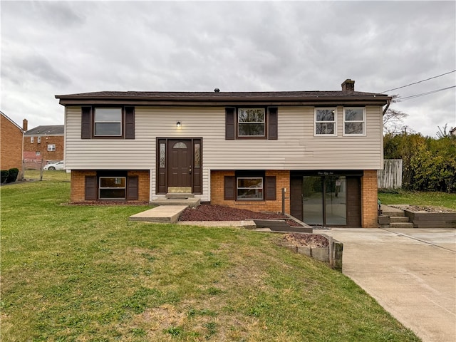 bi-level home featuring a front yard