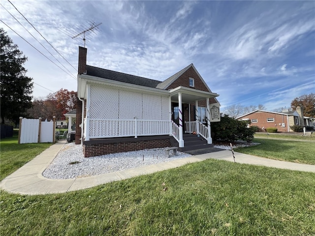 view of front facade featuring a porch and a front yard