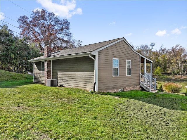 view of side of property featuring a lawn