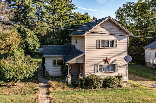 view of front of home featuring a front yard