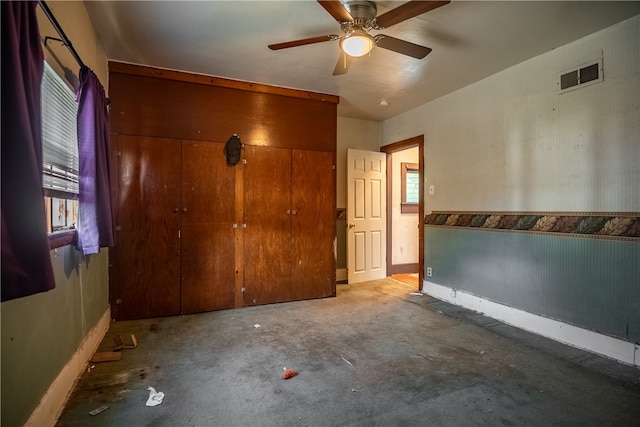 unfurnished bedroom featuring ceiling fan