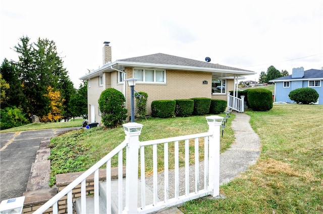 view of front of property featuring a front yard