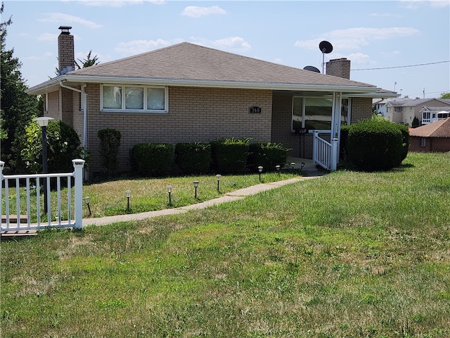 view of front of home featuring a front lawn