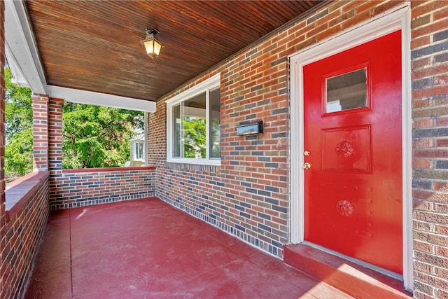 entrance to property featuring a porch