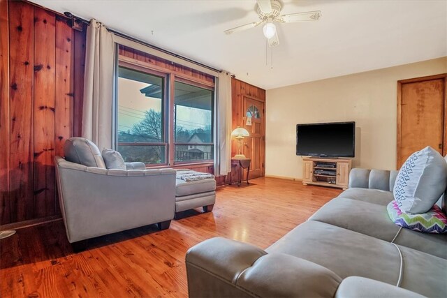 living room with light hardwood / wood-style floors and ceiling fan