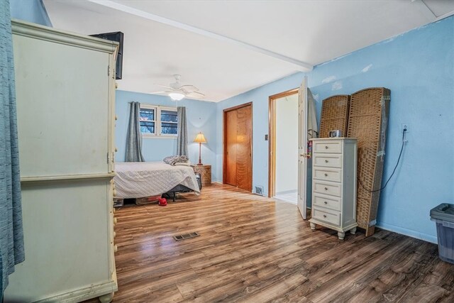 bedroom with dark wood-type flooring and ceiling fan