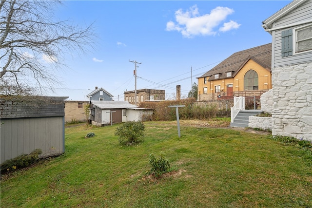 view of yard featuring a storage unit