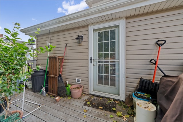 property entrance featuring a wooden deck