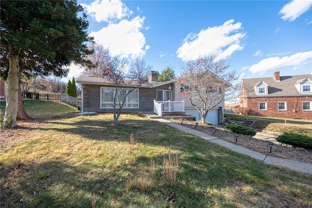 view of front of property featuring a front lawn