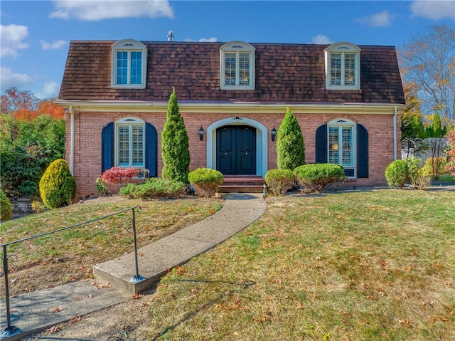 view of front of property featuring a front lawn