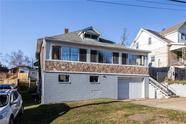 view of front facade with a garage and a front yard