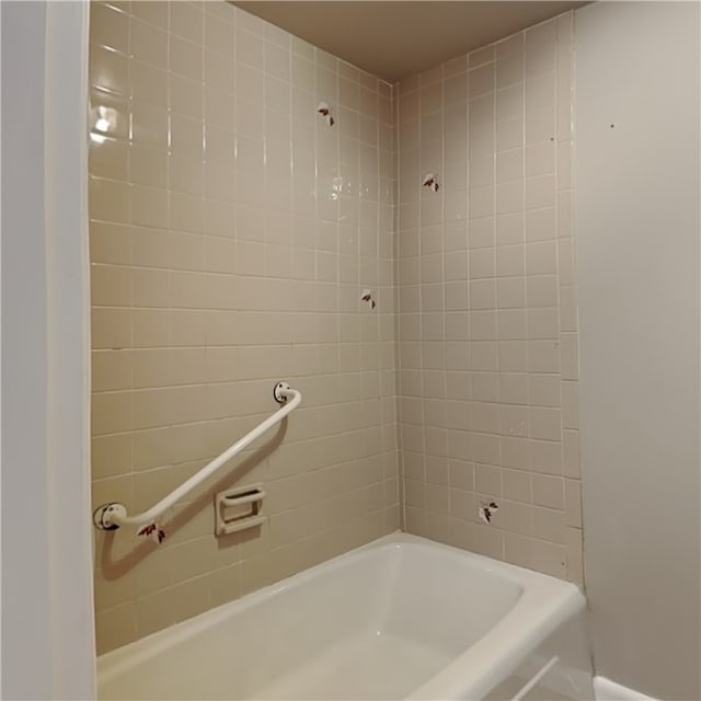 bathroom featuring tiled shower / bath