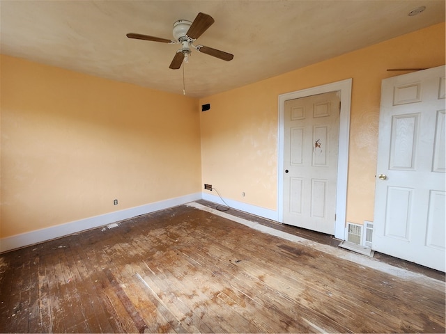 spare room featuring dark wood-type flooring and ceiling fan