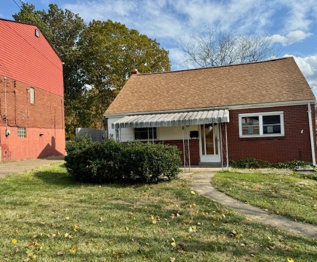 view of front of home featuring a front lawn