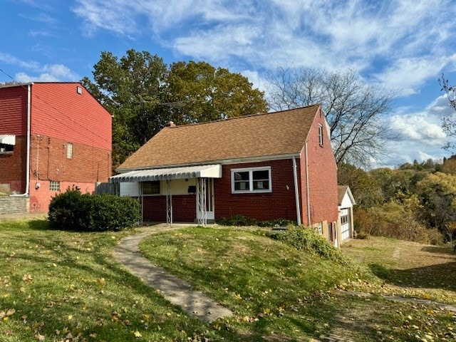 view of front of house with a front lawn