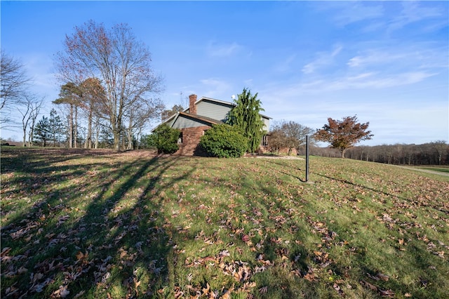 view of yard featuring a rural view