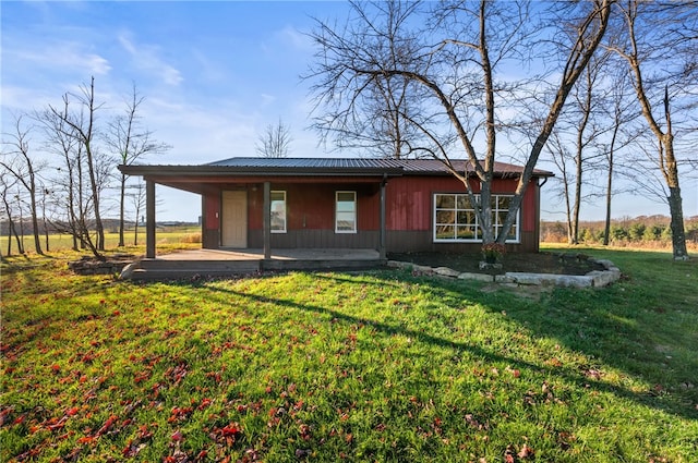 view of front of property featuring a front lawn