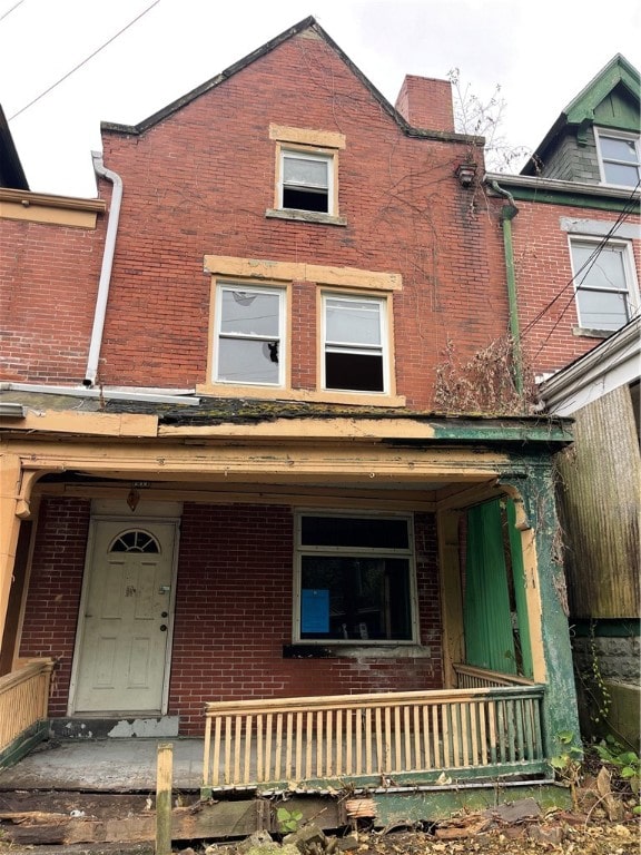 view of front of property featuring a porch