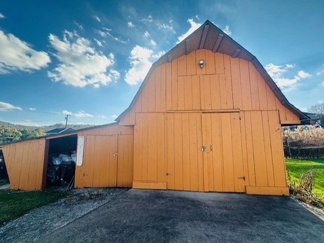 view of outbuilding