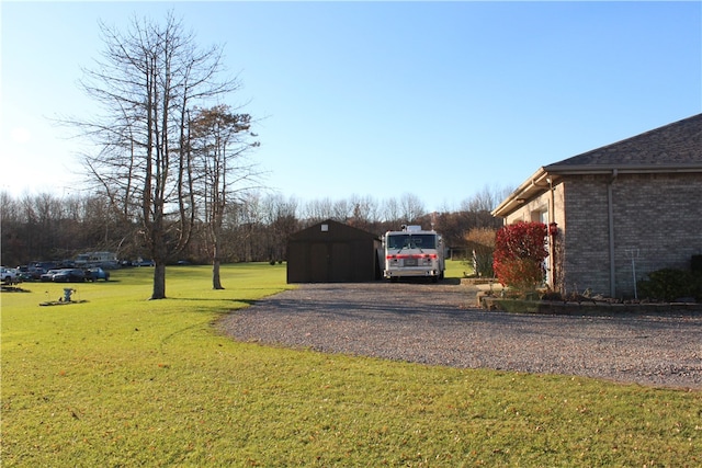 view of yard with an outbuilding