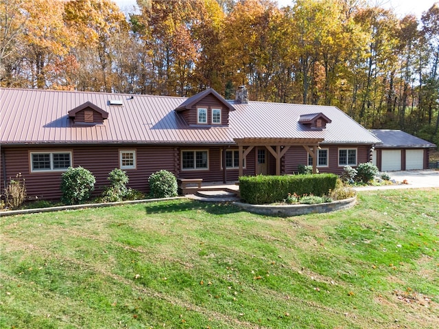 view of front of house featuring a front lawn and a garage