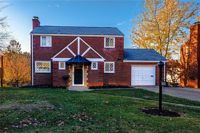 view of front facade featuring a front lawn and a garage