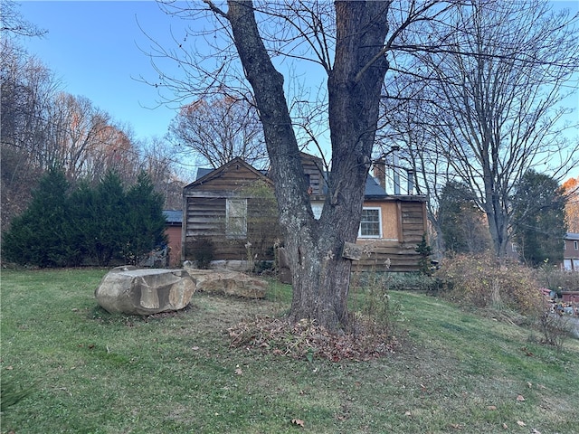 view of front of house featuring a front lawn