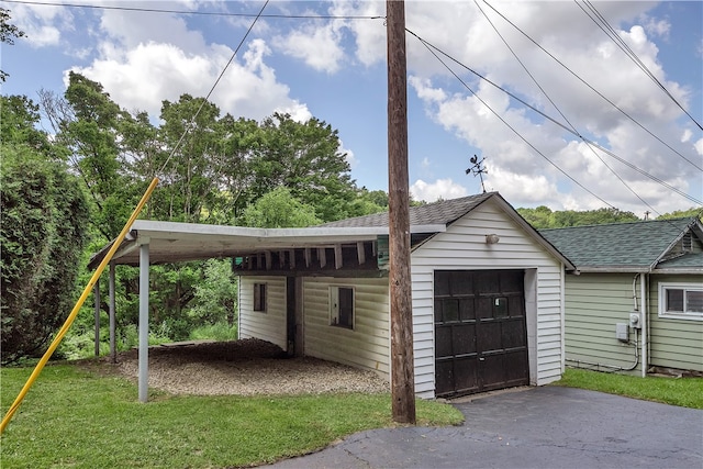 view of front of home with a carport and a front yard