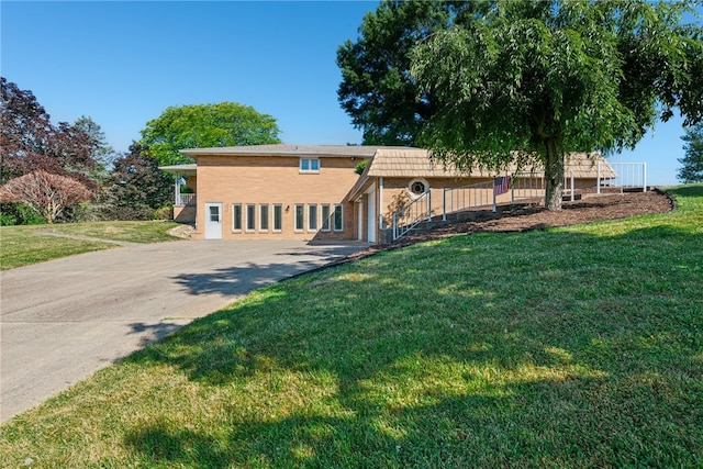 view of front facade with a front lawn