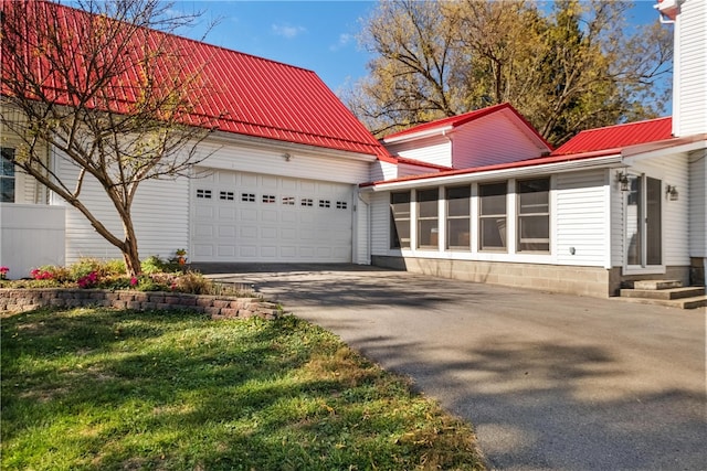 view of front facade featuring a garage and a front yard