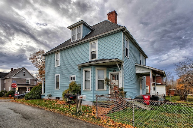 view of front of house with a front lawn