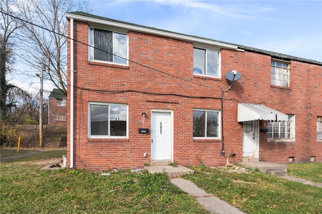 view of front of property featuring a front lawn