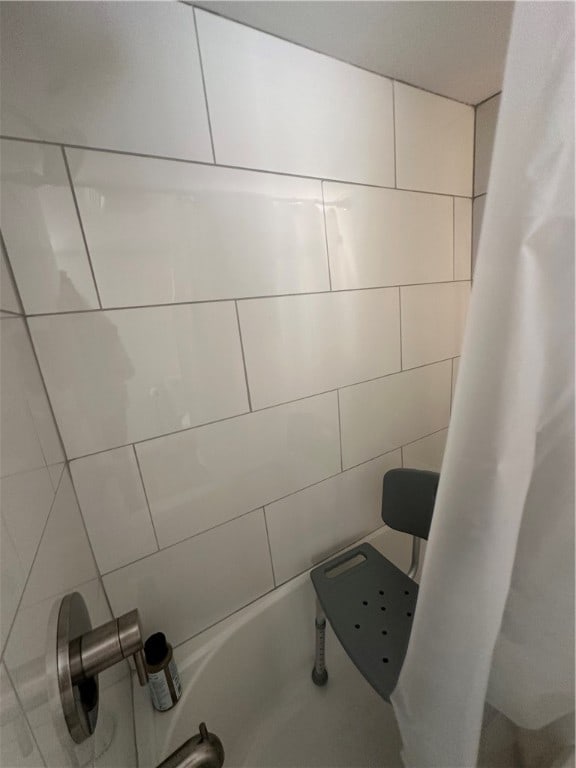 bathroom with shower / tub combo with curtain