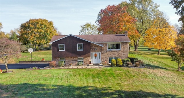 split foyer home featuring a front lawn