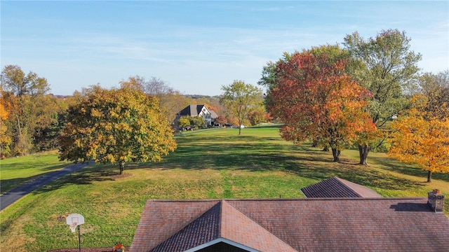 view of property's community featuring a lawn