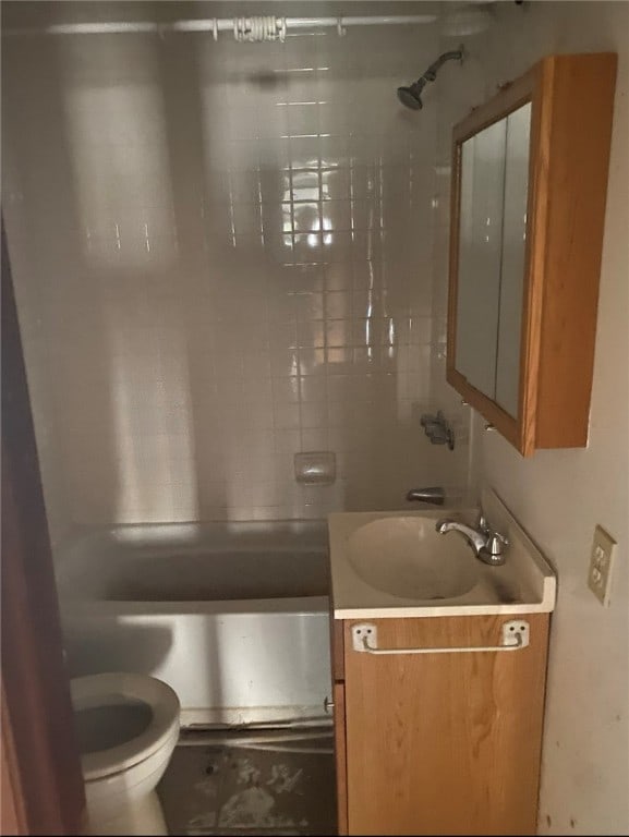 full bathroom with vanity, tiled shower / bath, and toilet