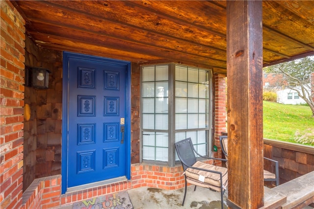 doorway to property with covered porch