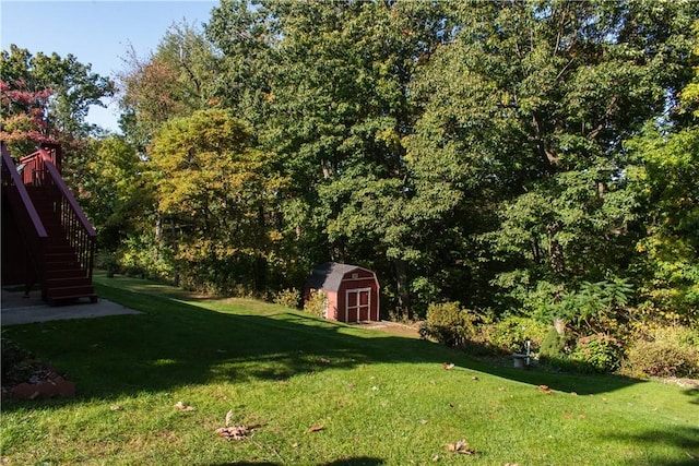 view of yard featuring a storage unit