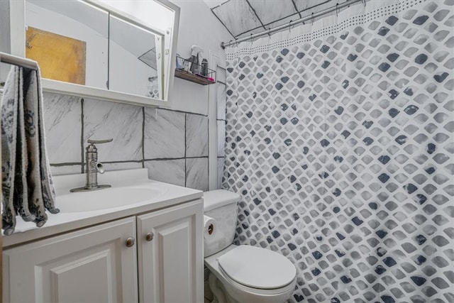 bathroom featuring a shower with curtain, vanity, toilet, and tile walls