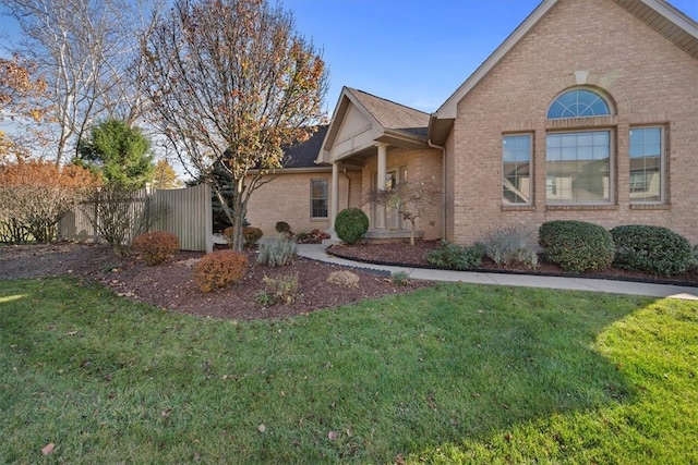 view of front of house featuring a front lawn