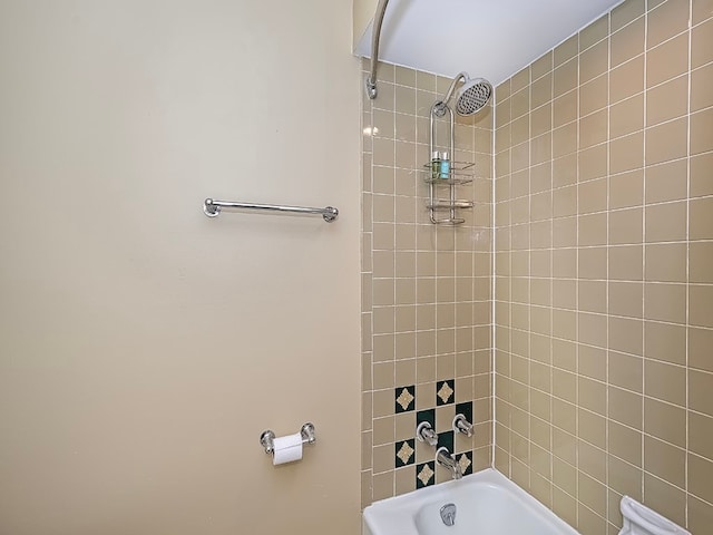 bathroom featuring tiled shower / bath