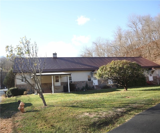 view of front facade featuring a front yard