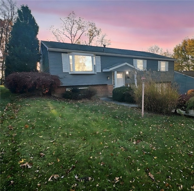 view of front of house featuring a lawn