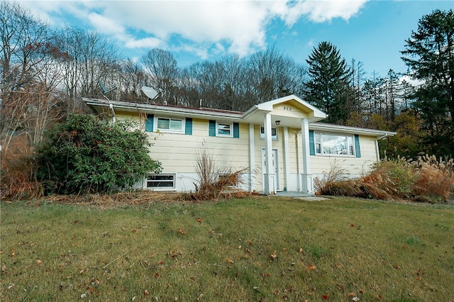 view of front of property featuring a front lawn