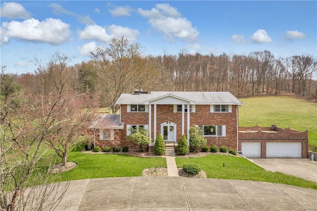 view of front of house featuring a front lawn and a garage