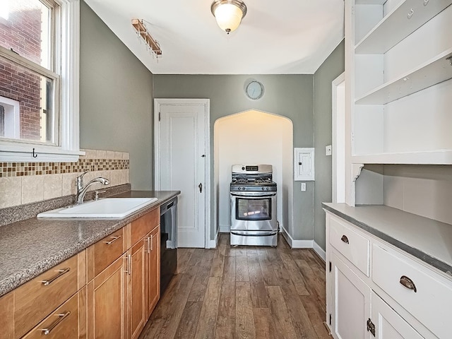 kitchen with tasteful backsplash, dark hardwood / wood-style floors, sink, dishwasher, and gas range