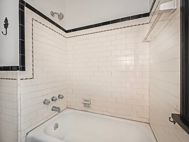 bathroom featuring tiled shower / bath combo