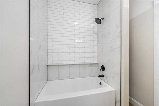 bathroom with tiled shower / bath combo